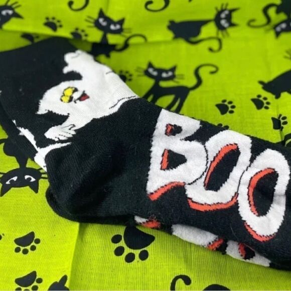 🎃👻🎃NEW! “BOO” Halloween Crew Novelty Womens Socks A Treat For Your Feet NWOT - Picture 1 of 3